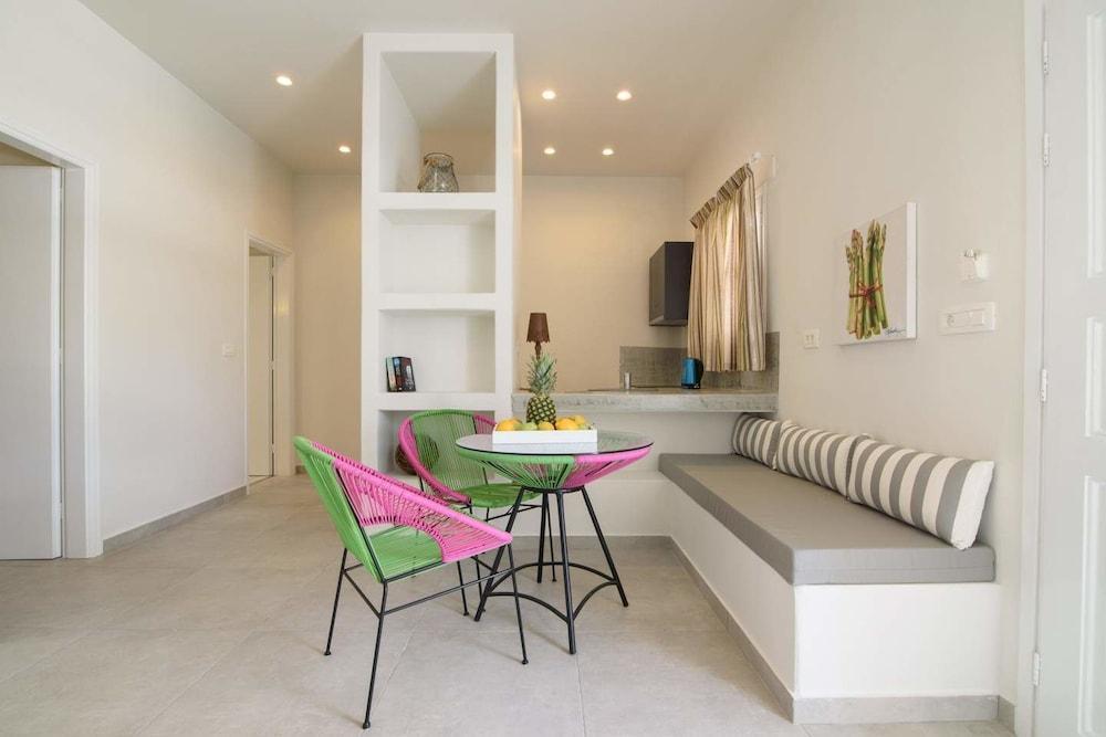 De_Naxia Suites Períssa Extérieur photo