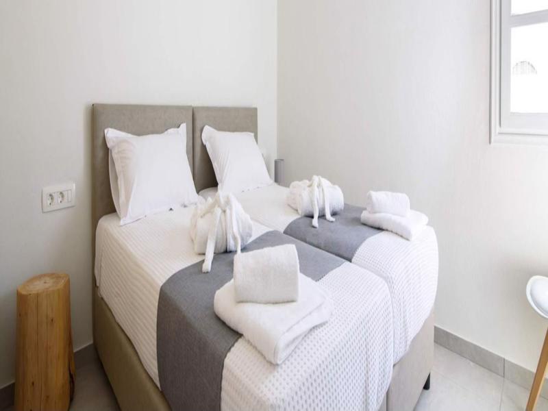 De_Naxia Suites Períssa Extérieur photo